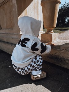Kremowa bluza z napisem"Lovely"